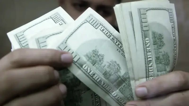 Dólar fecha estável, mas acumula queda de 1,82% em julho