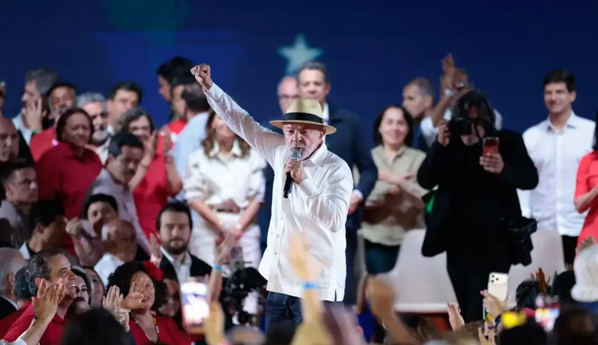 PT oficializa candidatura de Lula à Presidência