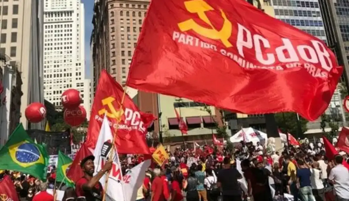 PCdoB oficializa apoio à candidatura de Lula